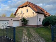 Umgeben von einem großen Garten: Hübsches Einfamilienhaus mit Doppelgarage - Forst (Lausitz)
