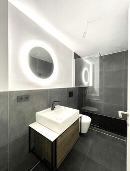 PROVISONSFREI Leere kernsanierte 2 Zimmer Wohnung mit Balkon in saniertem MFH inkl. Stellplatz - Nürnberg