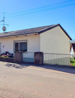 MG - Bungalow am Feldrand mit Doppelgarage, Garten und Waldgrundstück - Kollweiler