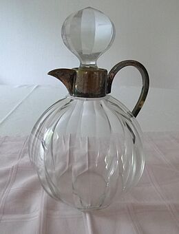 Schwere Kristall-Glas Karaffe. Antik ca. 1885. Facettenschliff. Glas-Stopfen. Hals in Silbermanschette mit Henkel u. Ausguß. Höhe 17,5 cm Durchm. 11,5 cm. Stopfen aus Kristallglas. Aufwändige Facetten. KEINE Beschädigungen - Bad Oeynhausen