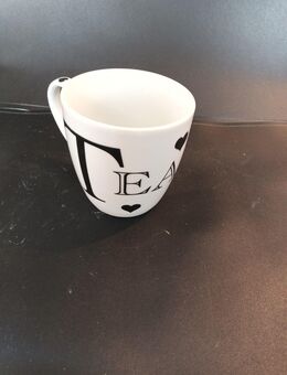 Tasse I love Tea Tee Porzellan weiß schwarze Schrift ca. 10cm hoch ca. 10cm Dur. - Essen