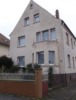 Heimeliges Zweifamilienhaus im Altbau-Flair mit hohen Decken, kleinem Garten und Doppelgarage! - Bischofsheim