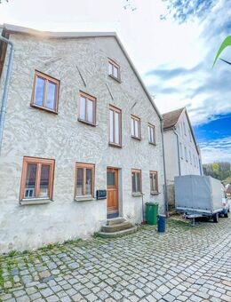 Wohnen mit Geschichte - liebevoll saniertes Haus mit Dachterrasse am Fuße des Schlossbergs - Wörth (Donau)
