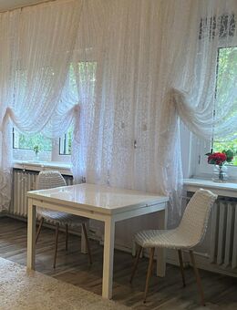 Tisch mit 2 Stühle - Essen
