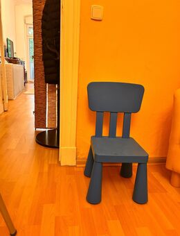 Kinderstuhl und schuhregal - Berlin