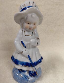 Porzellanfigur ältere Frau mit Schmetterling auf dem Arm - Dresden