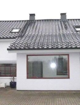 Einfamilienhaus mit 4 + 2/2-Zimmern, Wohnzimmer mit Kamin, 2 Bädern, 2 Kfz-Stellplätzen. - Alveslohe
