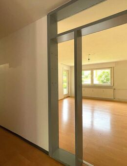großzügige 3,5 Zimmer-Eigentumswohnung mit Balkon und Pkw-Stellplatz im Freien - Stuttgart