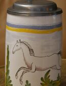 Bierkrug mit Zinndeckel , Fayence - Walzenkrug ,limitierte Auflage , Motiv - springendes Pferd , Höhe 22cm in 02828