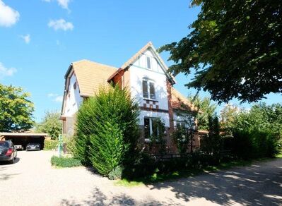 Zweifamilienhaus in ruhiger Lage mit eigenem Garten und Doppelcarport