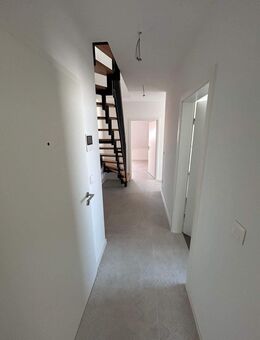 Neubau: Einzugsbereite 4-Zimmer-Maisonette im Dachgeschoss inkl. Aufzug & Küche - Hemhofen