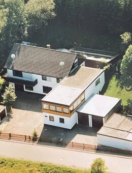 Wohnhaus mit Lager, PV + 4 Garagen auf 3.000 m² Grundstück - Schwenningen (Baden-Württemberg)