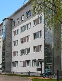 Sanierte 5-Raum-Wohnung mit Aufzug, 2 Bädern und 2 Balkonen - Gera