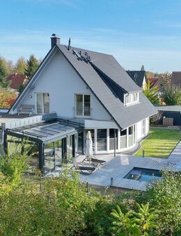 Traumhaftes Architektenhaus mit großem Pool, Saunahaus und Doppelgarage - Rostock
