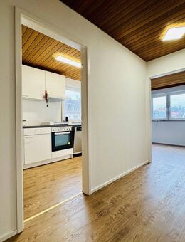 Weihnachten im neuen Zuhause: frisch renoviert mit Balkon, Aufzug & neuer Einbauküche - Stuttgart