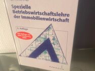 Spezielle Betriebswirtschaftslehre mit 1168 Seiten der Immobilienwirtschaft. - Berlin Spandau