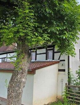 Kleiner Hof mit Haupthaus, Nebengelass und Scheune. - Coswig