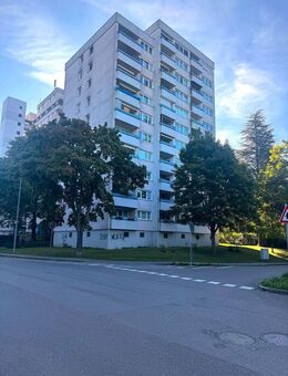 Großzügige 5-Zimmer-Wohnung mit Balkon, Aufzug und Tiefgarage in Waiblingen - Waiblingen