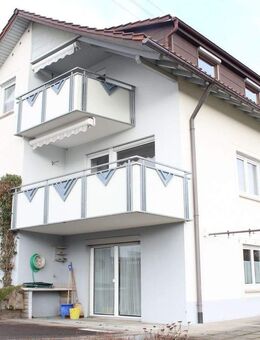 Gepflegtes Zweifamilienhaus mit zwei Garagen und großem Garten - Obernheim