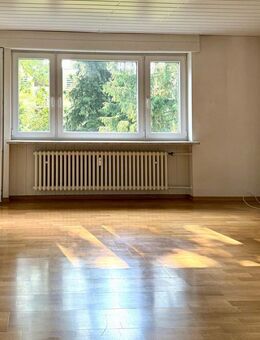 Drei-Zimmer-Hochparterrewohnung mit Loggia in ruhiger Wohnlage - Frankfurt (Main)