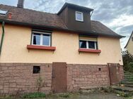 Sanierungsbedürftiges Einfamilienhaus mit Nebengebäude in Büdingen - Büdingen