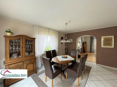 WOHNHAUS MIT 2 WOHNUNGEN, GARTEN UND GARAGE