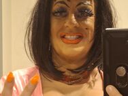 Crossdresserin mit Nylons, Lack und High-Heels Fetisch - Bremen Zentrum