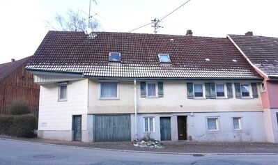 Älteres Bauernhaus möchte wieder zu neuem Leben erweckt werden.