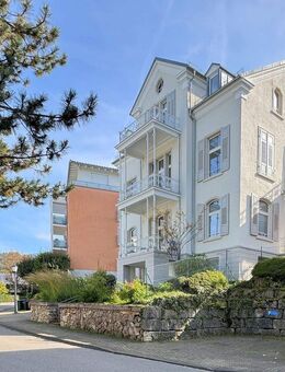 Frei zum 1.11.2025: Große Wohnung in herrschaftlicher Villa (OG), zentral in Badenweiler, Aufzug, 3 Balkone - Badenweiler