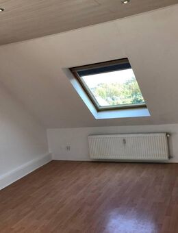 Moderne und helle Dachgeschosswohnung mit großzügiger Wohnküche in Essen-Borbeck - Essen