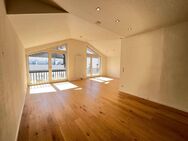 Moderne 2-Zimmer-Dachgeschosswohnung // hohe Decken //Aufzug & Stellplatz - Essen