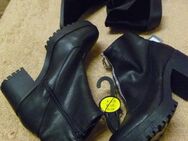 2x Stiefeletten Boots Stiefel Gr.42 Samt/Leder Plateau Schwarz Nagel NEU mit Etikette edel. - Göppingen Zentrum