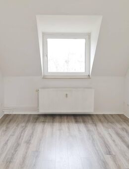 Helle 3-Zimmer-Dachgeschosswohnung zu vermieten! - Duisburg