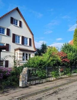 Stilvolles Wohnhaus mit großem Garten. Familienfreundliche Wohnlage in Nähe von Schule-Kindergarten- Bushaltestelle. - Villingen-Schwenningen