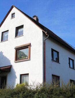 RUHIG UND STADTNAH IN WERTHALTIGER LAGE: Älteres Wohnhaus mit klasse Aussichten - Roth (Bayern)