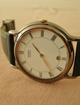 SEIKO Armbanduhr. Sehr flach. *NEU* Sportlich, elegant. Mittlere Grösse - ideal auch für Damen ! Seltene, aussergewöhnlich schöne Farbe: Elegantes "Titan"/"Graphit". Römische Ziffern. Klares Design: "perfekt" und ohne "Schnörkel". Orig. Leder-Armband - Bad Oeynhausen