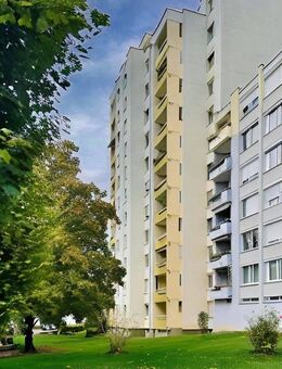Helle 4,5 Zimmer-Wohnung mit Balkon, Aufzug und Tiefgaragenstellplatz in ruhiger Lage von Ludwigsburg - Ludwigsburg