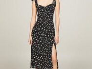 Tommy Jeans Blusenkleid TJW MIDI FLORAL RUFFLE DRESS mit Tommy Jeans Flagge