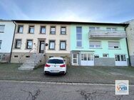 Großzügiges Einfamilienhaus mit schönem Garten und angrenzendem Zweifamilienhaus - Schmelz