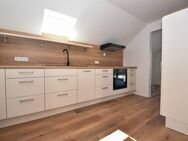 Licht, Luft und Land - Dachgeschosswohnung mit Balkon und Einbauküche in Bösel - Bösel