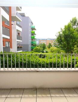 Moderne 4-Zimmer-Wohnung mit großem Balkon, 2 Bädern und Tiefgaragenstellplatz - Frankfurt (Main)