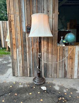 Lampe, Stehlampe mit Holzfuß antik H180cm. - Owingen