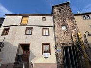 Kinheim: Denkmalgeschütztes Anwesen mit historischem Turmhaus, ausbaufähiger Scheune und malerischem Innenhof - Kinheim