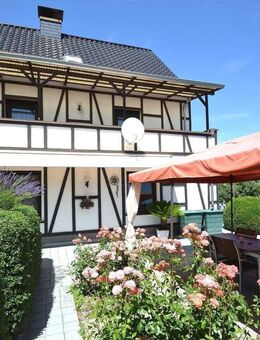Familienfreundliches Haus mit Garten, 3 Wohneinheiten, Garagen und Keller / Weitblick - Ensch