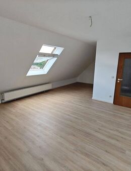 Renovierte 2-Zimmer-DG-Wohnung mit hochwertiger Einbauküche in zentraler Lage von Iserlohn - Iserlohn