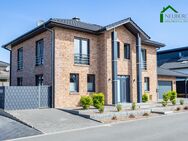 Neuwertige, moderne Stadtvilla mit großer Garage, Carport und Garten - Löningen