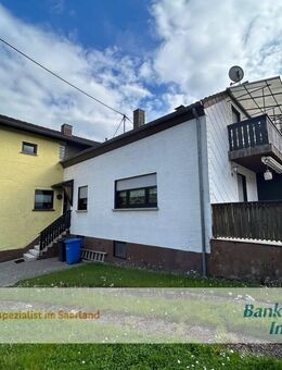 Charmantes Wohnhaus mit Garagen und kleinem Garten in ruhiger Wohnlage von St. Wendel-Hoof! - Sankt Wendel