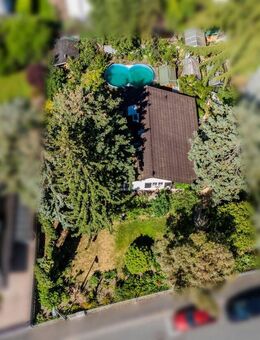 Haus im Bungalow-Stil auf großem Grundstück mit traumhaftem Garten, altem Baumbestand und Pool - Wiesbaden
