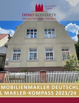 Mehrfamilienhaus in Top-Lage: 3 Wohneinheiten, großes Grundstück, Grünflächen, Garagen, Carport und Stellplätze - Hagenow