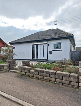 Freistehender Bungalow mit Doppelgarage und Carport in Königsheim - Königsheim